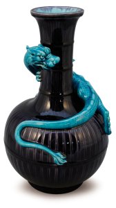 Juillet - Théodore Deck – Vase au dragon – Domaine public